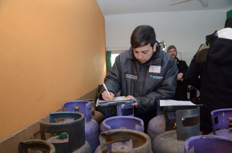 Los inspectores sacaron los productos en falta del local para llevarlos a un depósito. Foto: Alejandro Lorda.