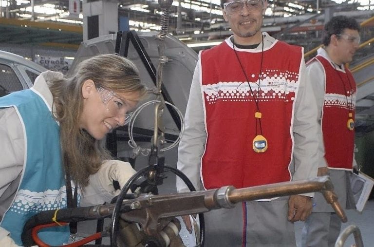 Sole también participó del proceso de fabricación de un automóvil. "Queremos que, cada vez más, haya igualdad de género o que no haya distinción de género en puestos de trabajo dentro de la industria automotriz así como en concesionarios", anhela.