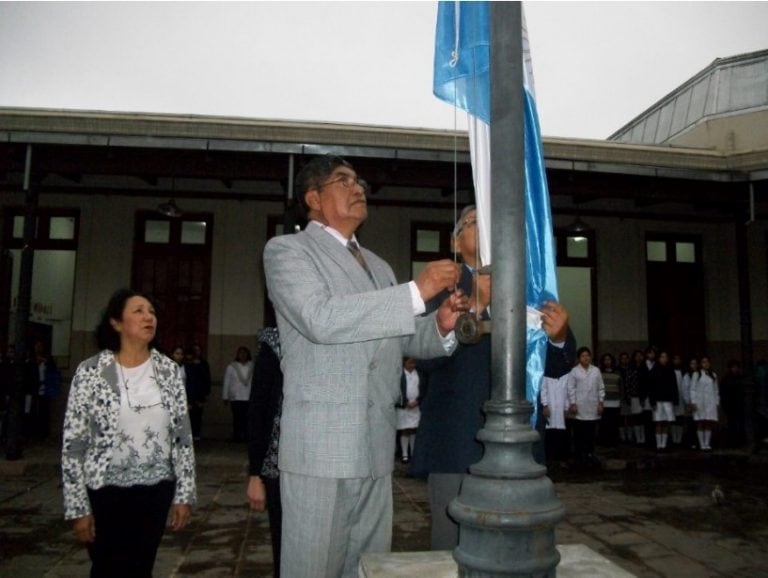 Los veteranos de Malvinas izaron la Bandera nacional en el patio de la escuela.