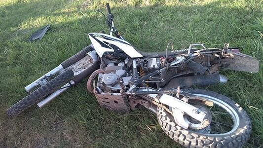 La rueda del camión se desprendió e impactó contra una moto en la Autopista Córdoba-Rosario. (Bomberos de Leones)