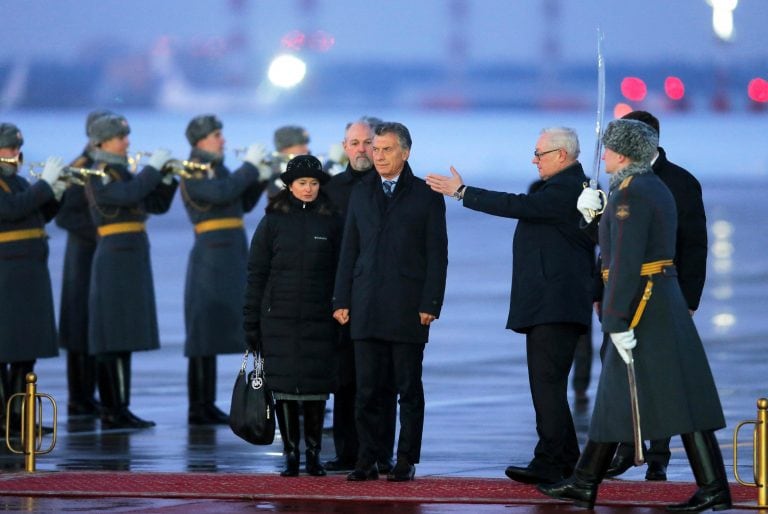 EPA2382. MOSCÚ (RUSIA), 22/01/2018.- El presidente de Argentina, Mauricio Macri (c), llega a una ceremonia de bienvenida celebrada en su honor en Moscú (Rusia) hoy, 22 de enero de 2018, con motivo de su visita oficial al país en la que Macri se reunirá con el presidente ruso, Vladímir Putin. EFE/ Maxim Shipenkov