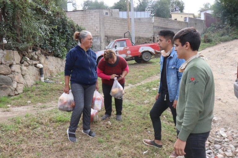 Cientos de familias de la ciudad son beneficiadas con la entrega de bolsones. (Foto: Municipal).