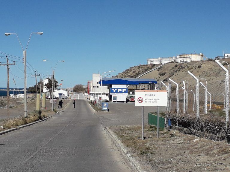 Bloqueo de la planta de la petrolera estatal por parte de docentes.