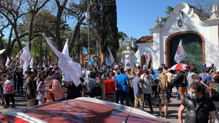 Manifestantes llegan a la Residencia de Olivos para apoyar al Presidente