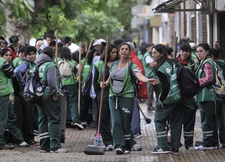 Cooperativistas marchan frente a la Municipalidad (web).