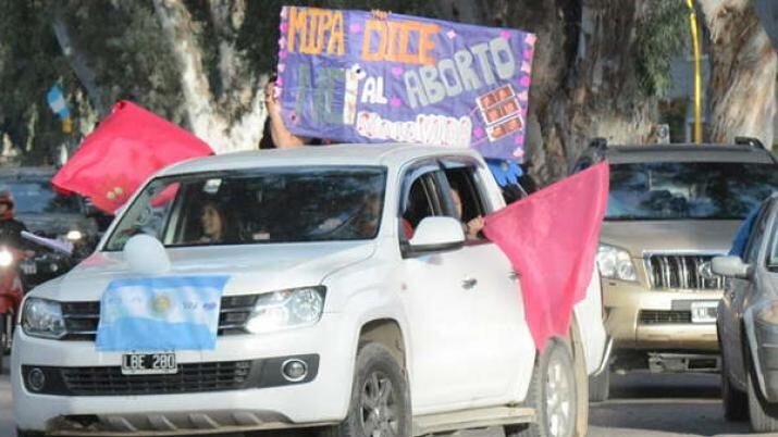 Muchos automóviles se hicieron el recorrido y aportaron con bocinazos para no pasar inadvertidos.