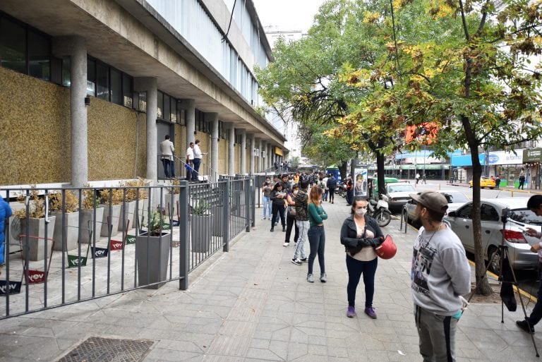 Colas en bancos y Correo Argentino en Córdoba.