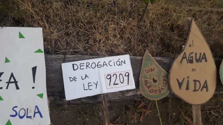 Manifestación en Claromecó en apoyo al reclamo mendocino por el agua (foto/facebook/RCC)