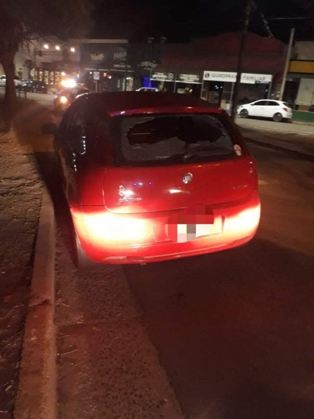 Fiat rojo del agresor (Fotos: Diario Sierras)