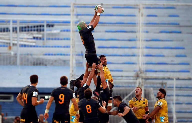 BAS126. BUENOS AIRES (ARGENTINA) 03/03/2018.- El jugador Matias Lejano (c, arriba) de los Jaguares de Argentina disputa el balón con el jugador Sam Louisi (c, abajo) de los Hurricanes neozelandeses durante el partido de la liga Super Rugby que se juega hoy, sábado 3 de marzo e 2018, en el estadio Jose Amalfitani de Buenos Aires (Argentina). EFE/David Fernández