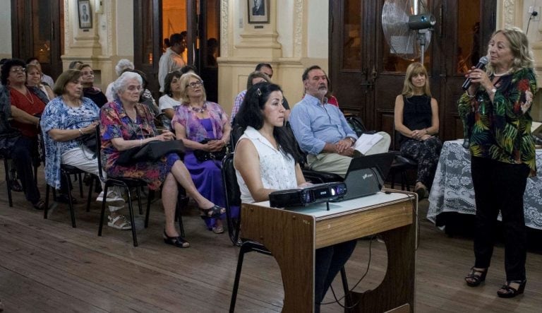 La profesora Silvia Rey Campero pronunció palabras alusivas al 119° aniversario de la Biblioteca Popular "Jujuy".