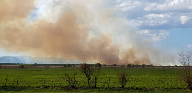 Bomberos combaten un incendio en cercanías de La Calera.