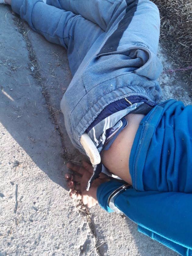 Detuvieron a dos hombres que habían arrebatado un celular.