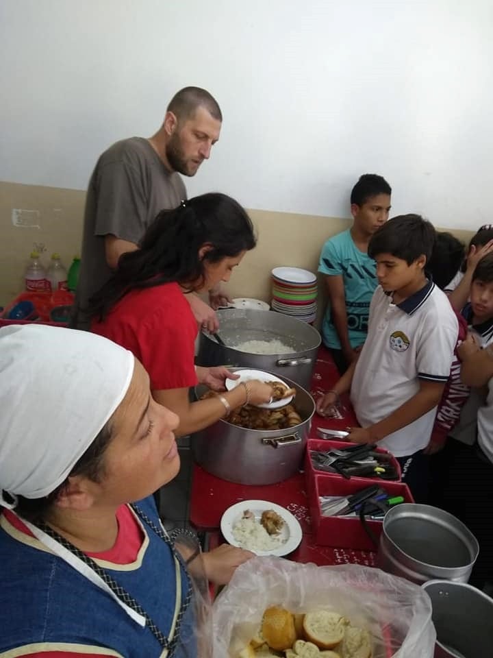 Profesores y alumnos del Ipetaym 68 en la cocina