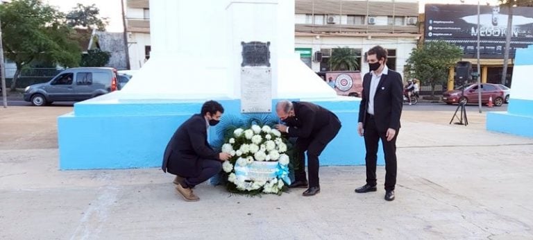 Stelatto deposita una ofrenda floral por el día de la bandera en Posadas.