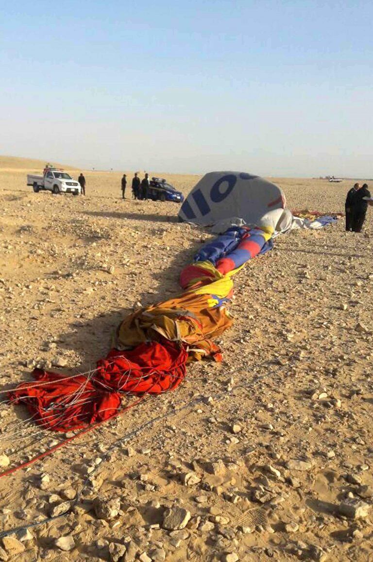 EPA501. LUXOR (EGIPTO), 05/01/2018.- Agentes de policía permanecen en el lugar donde se estrelló un globo aerostático en Luxor, Egipto, hoy, 5 de enero de 2018. Una turista sudafricana murió hoy y otros 12 de diferentes nacionalidades resultaron heridos en el accidente. El aparato cayó, al parecer debido a una espiral de viento, cerca de una carretera en una zona de desierto al oeste del Nilo, durante un recorrido turístico en globo sobre los monumentos faraónicos de la orilla occidental de Luxor. EFE/ Str MEJOR CALIDAD DISPONIBLE