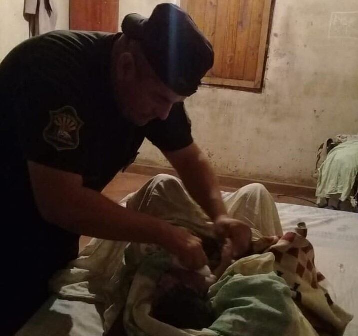 Policías ayudaron a una joven madre a dar a luz en su casa. (Policía de Salta)