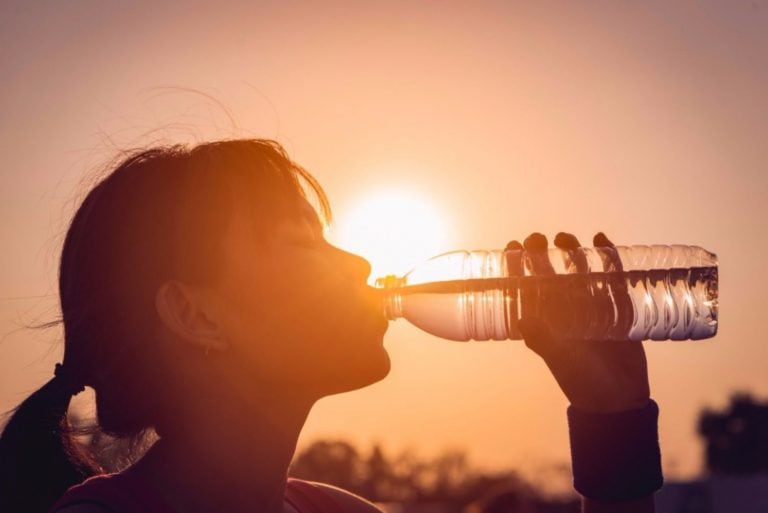 A no descuidarse del calor y mantenerse hidratado.