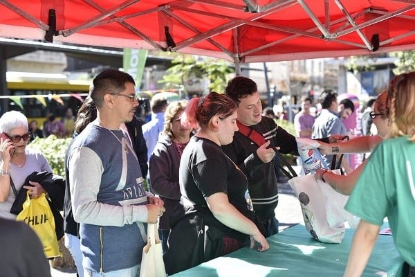 Cotar y Ciudad Futura vendieron leche a 33 pesos en la Plaza Sarmiento. (Ciudad Futura)