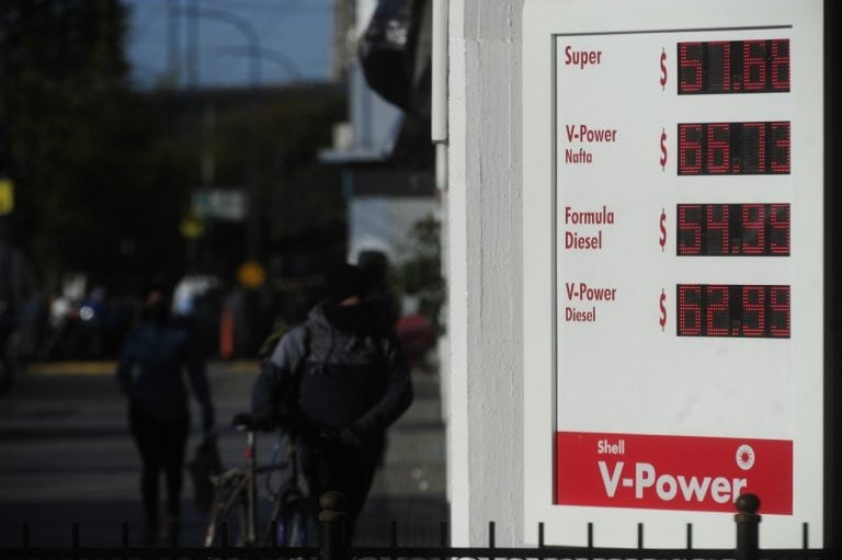 Desde este miércoles 19 de agosto de 2020 rigen los aumentos en combustibles que anunció YPF para todo el país. (Clarín)