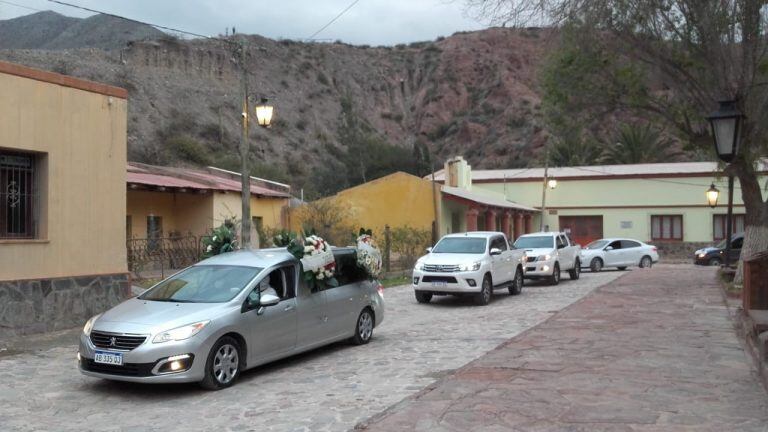 El cortejo fúnebre se detuvo en el frente de la Comisión Municipal de Tumbaya, cuya titularidad ocupaba Mamaní.