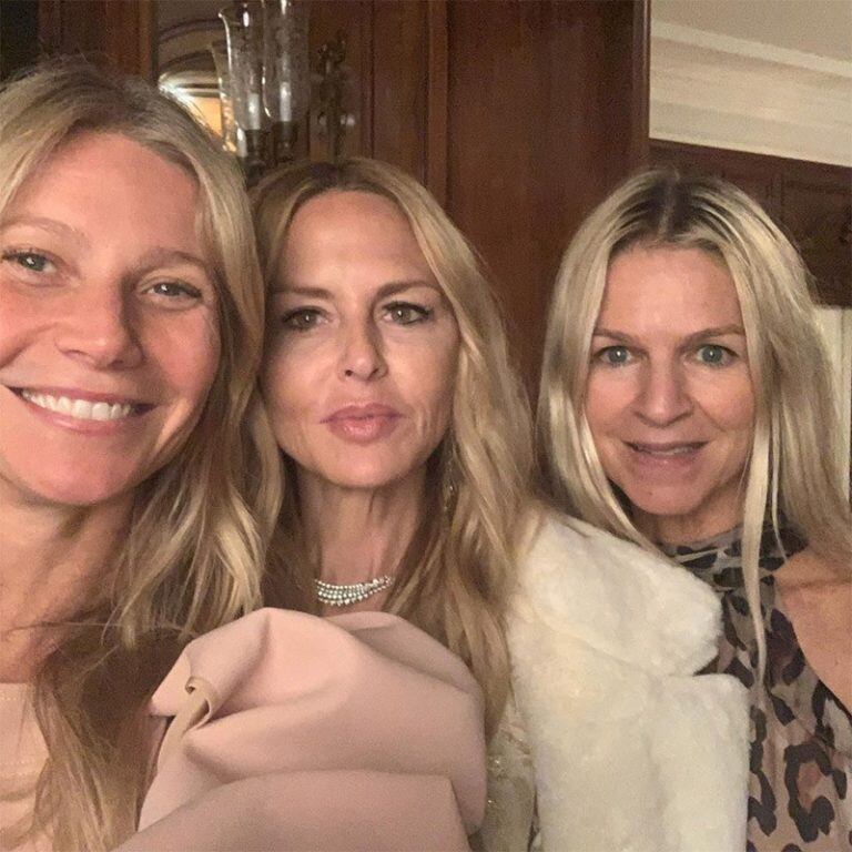 Gwyneth Paltrow junto a sus amigas en el evento.