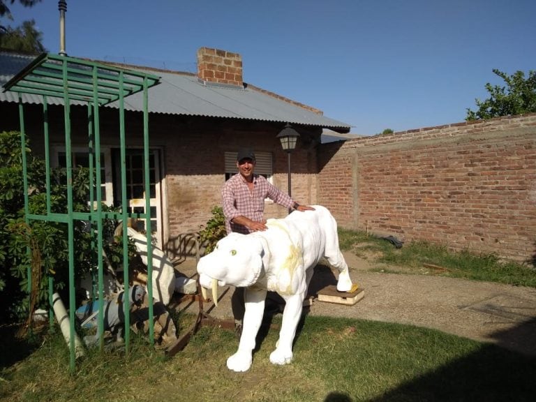 Cerca de concluir la escultura del tigre diente de sable