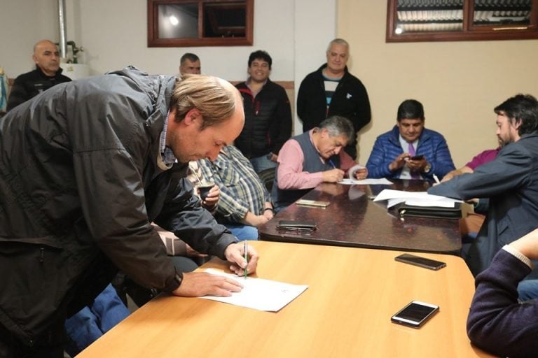 Firma de convenio en Tolhuin