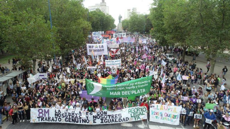 Marplatenses marcharon por el 8M y reclamaron la aparición de Claudia Repetto (Foto @dronmardelplata)