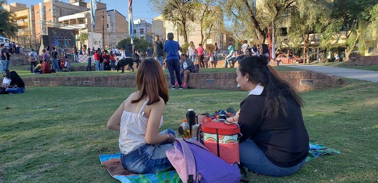 Ya se observan grupos de jóvenes en Carlos Paz