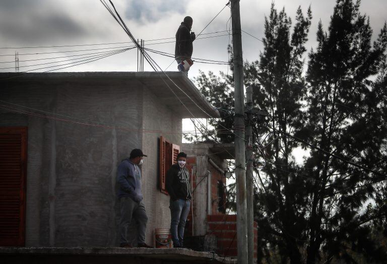 Vecinos de Villa Azul. Foto: EFE/Juan Ignacio Roncoroni.