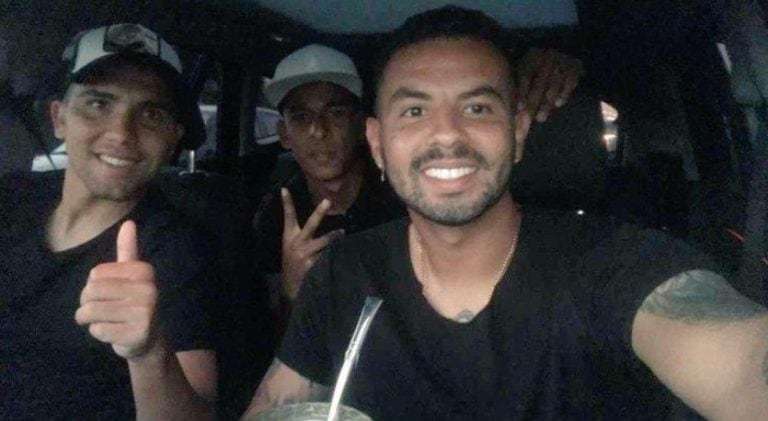 Cardona, Reynoso y Villa camino a la casa de Tévez