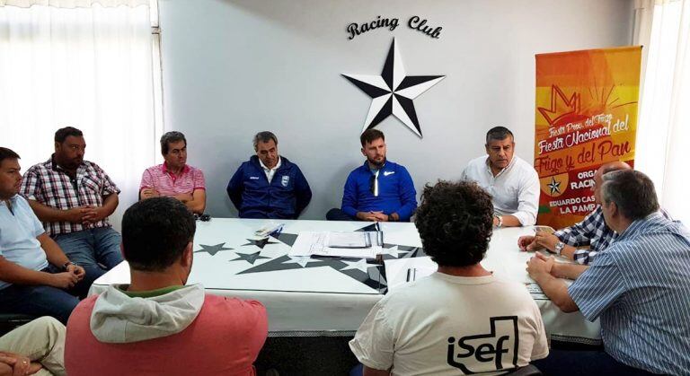 Las autoridades reunidas en la sede de Racing de Castex (Gobierno de La Pampa)