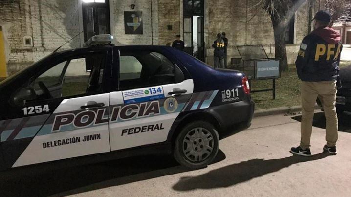 La Policía Federal realizó allanamientos en dos domicilios ubicados en la localidad bonaerense de General Pinto por el hombre que quiso ingresar armado a la Casa Rosada.