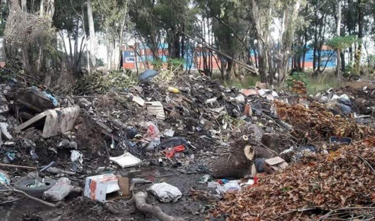 Basura por todas partes, el estado del monte previo al incendio. (Archivo)