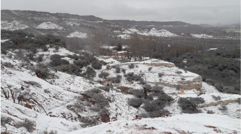 Una intensa nevada vistió de blanco las montañas de la Quebrada de Humahuaca.