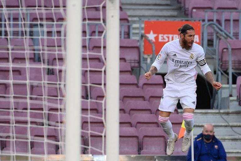 Para hacer un cuadrito: la secuencia de Sergio Ramos anotando frente a un Barcelona frío y vacío como las gradas del Bernabeu.  (LLUIS GENE / AFP)