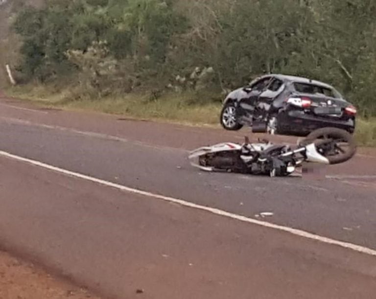 Accidente entre un vehículo y una moto, el motociclista murió.