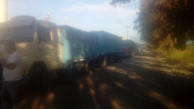 En Famaillá, los transportistas de limón reclaman en la entrada de la citrícola (Vía Tucumán)