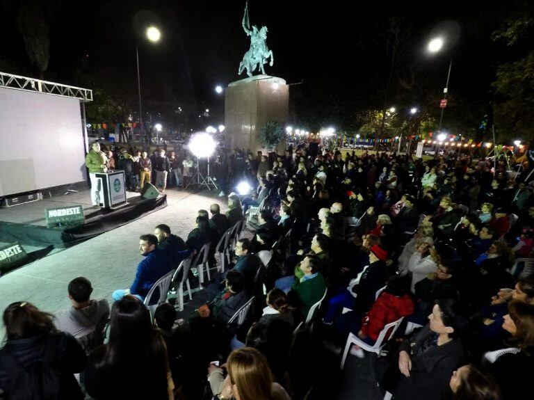 Más de 10.000 vecinos acompañaron la inauguración de la plaza Belgrano. (Web).