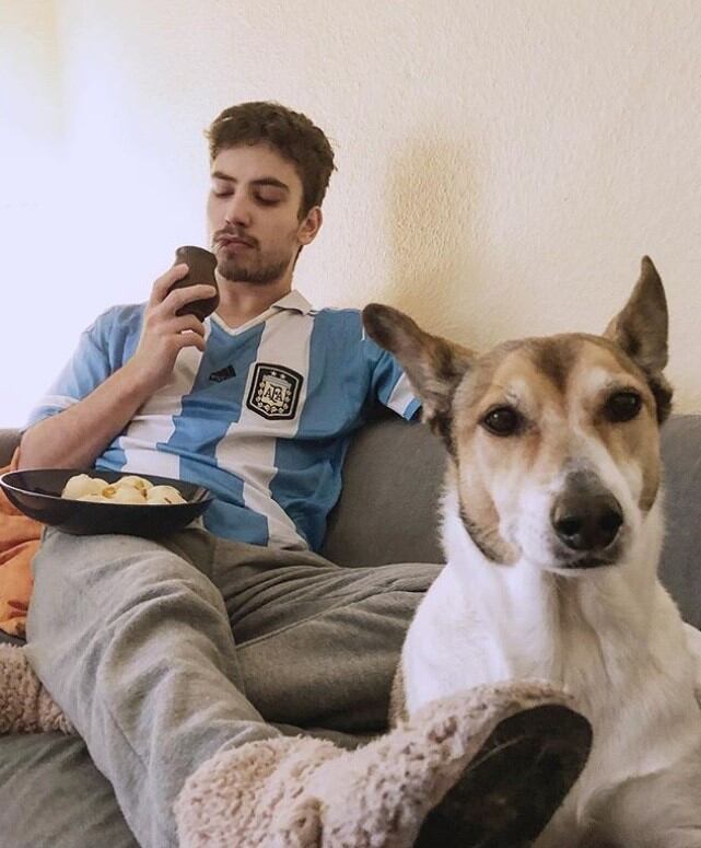 Albert Baró tomando mate con una camiseta de Argentina.