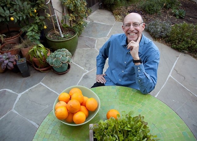 Michael Pollan es divulgador, experto en nutrición, formado en la Universidad de Columbia. Enseña periodismo en Berkeley y escritura en Harvard.