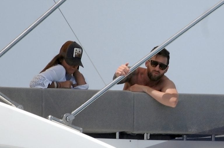 Antonela Roccuzzo y Lionel Messi en Formentera (crédito: Grosby Group)