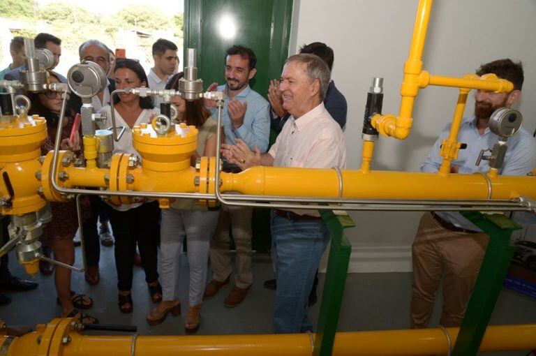 El Gobernador Juan Schiaretti inauguró la obra de gas y fibra óptica en Villa San Isidro.