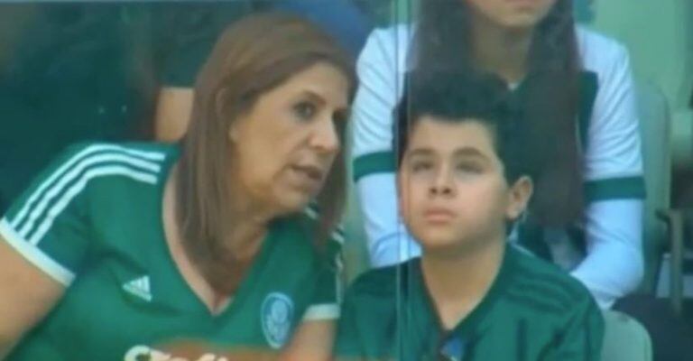 Gran gesto de una madre con su hijo ciego, a quien le relató el partido entre Palmeiras y Corinthians.