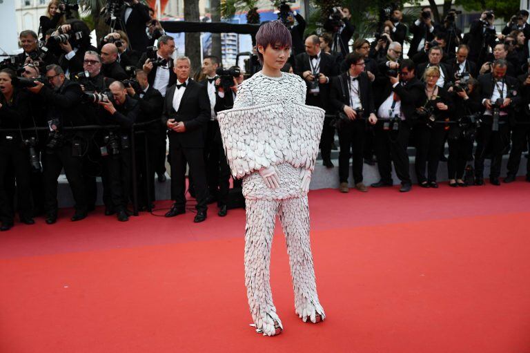 El extravagante traje de Li Yuchun (Chris Lee), de Balmain. (Foto: Christophe SIMON / AFP)