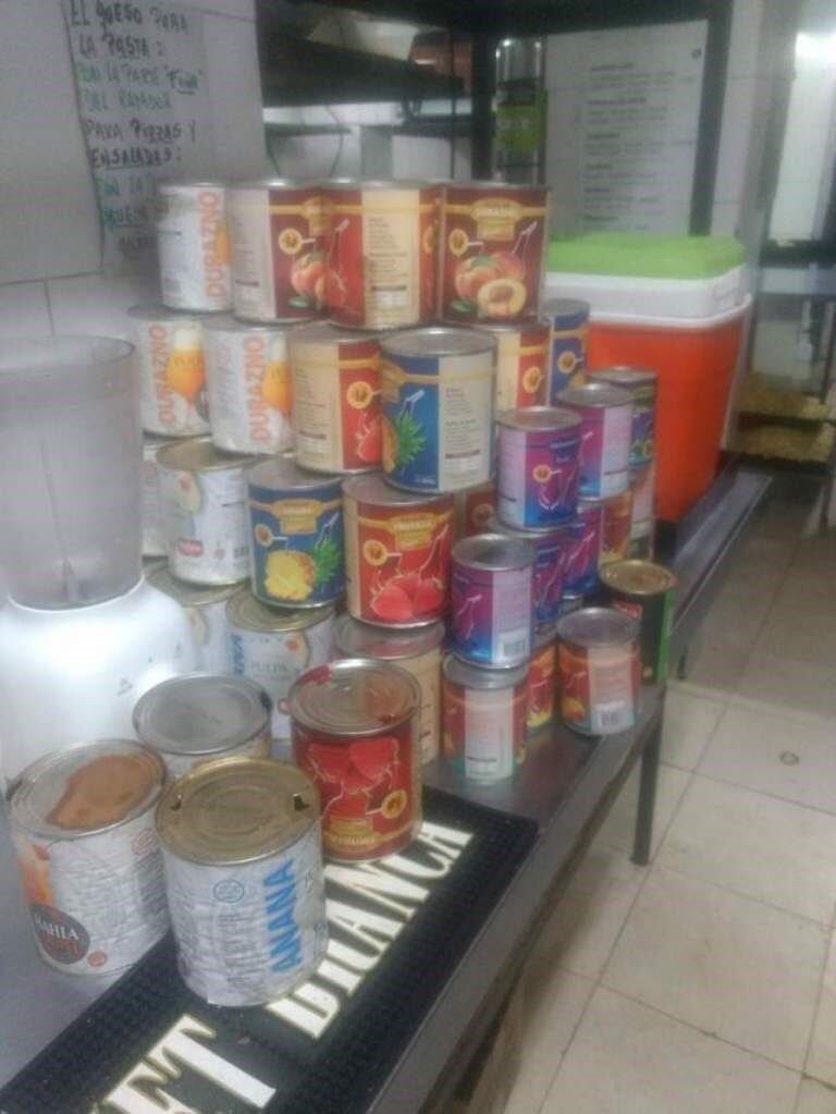 Latas vencidas utilizadas para la elaboración de cócteles