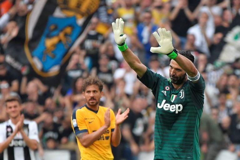 Gianluigi Buffon se va ovacionado por los hinchas, sus compañeros y los jugadores del rival. Foto: AFP.