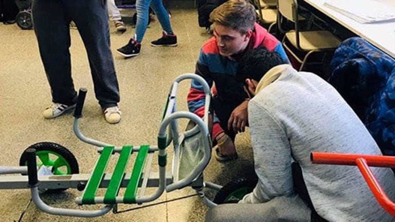 Alumnos de Diseño Industrial de la Universidad de Villa María que cursan en San Francisco fabricaron estos "autitos hospitalarios".