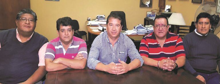 Pedro Belizán, secretario general (c), junto a dirigentes del Sindicato de Luz y Fuerza de Jujuy.